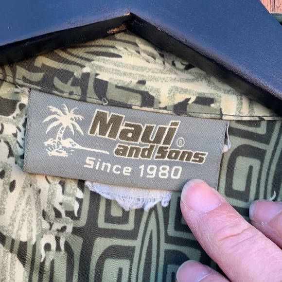 MAUI and Sons large Hawaiian style button up - Picture 3 of 3